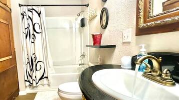 Combined shower/tub, hair dryer, towels