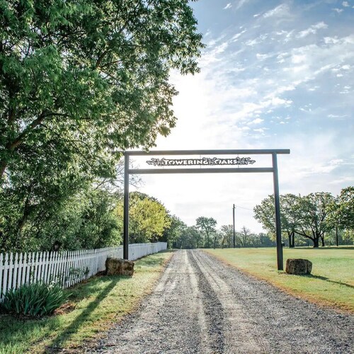 Muleshoe Room in Red Oak Lodge @ Towering Oaks b&b