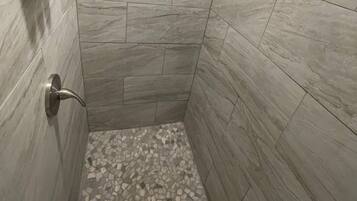 Combined shower/tub, hair dryer, towels