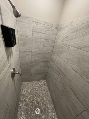 Ensemble douche/baignoire, sèche-cheveux, serviettes fournies