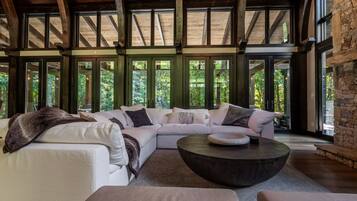 Televisión, chimenea, libros, oficina