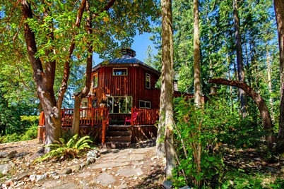 Dog-friendly, solar-powered cabin on 5 acres with woodstove, firepit & deck