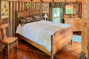 1 bedroom, Internet, bed sheets - Dog-friendly, solar-powered cabin on 5 acres with woodstove, firepit & deck (Sequim)