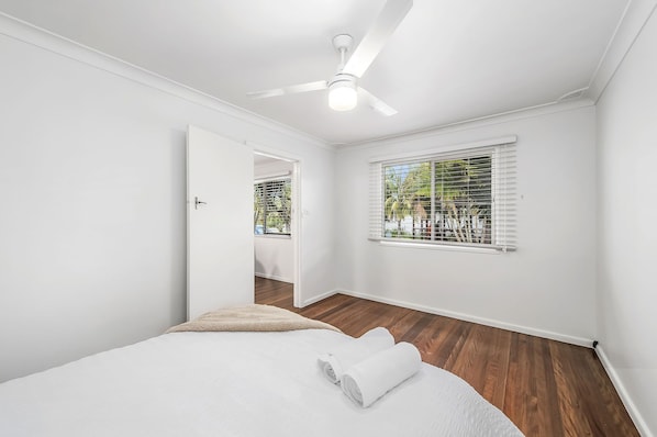 1 bedroom, bed sheets