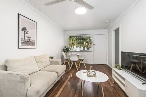 Coastal Chic Apartment Only Minutes to the Beach