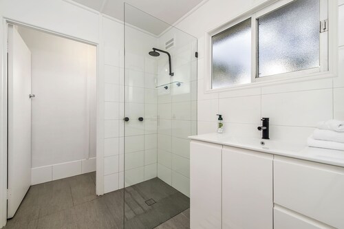 Coastal Chic Apartment Only Minutes to the Beach