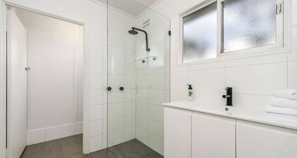 Coastal Chic Apartment Only Minutes to the Beach