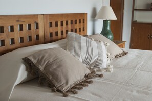 6 Schlafzimmer, Schreibtisch, Bügeleisen/Bügelbrett, Reisekinderbett