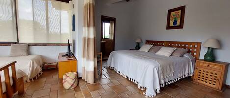 5 slaapkamers, een bureau, een strijkplank/strijkijzer, reisbedje