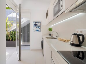 Een koelkast, een microgolfoven, een oven, een kookplaat