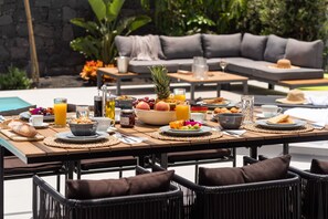 Outdoor dining - SUNRISE 2 by Buenavilla | Stylish 3-bedroom villa with private pool (Playa Blanca)