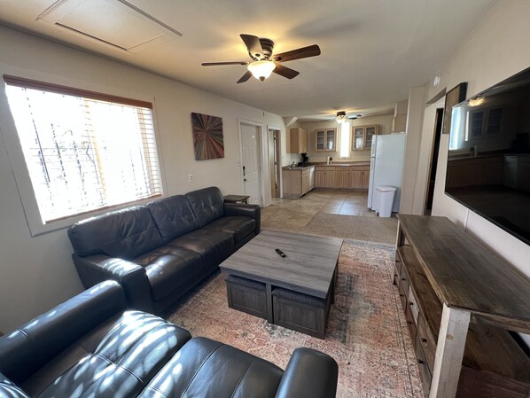 Smart TV, fireplace - Cozy, peaceful home in quiet neighborhood. Permit #03015 (Alamosa)