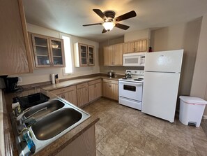 Kjøleskap, mikrobølgeovn, ovn og kokeplater