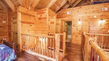 5 bedrooms, iron/ironing board, free WiFi, bed sheets