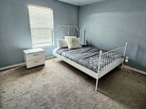 3 bedrooms, desk, iron/ironing board, free WiFi