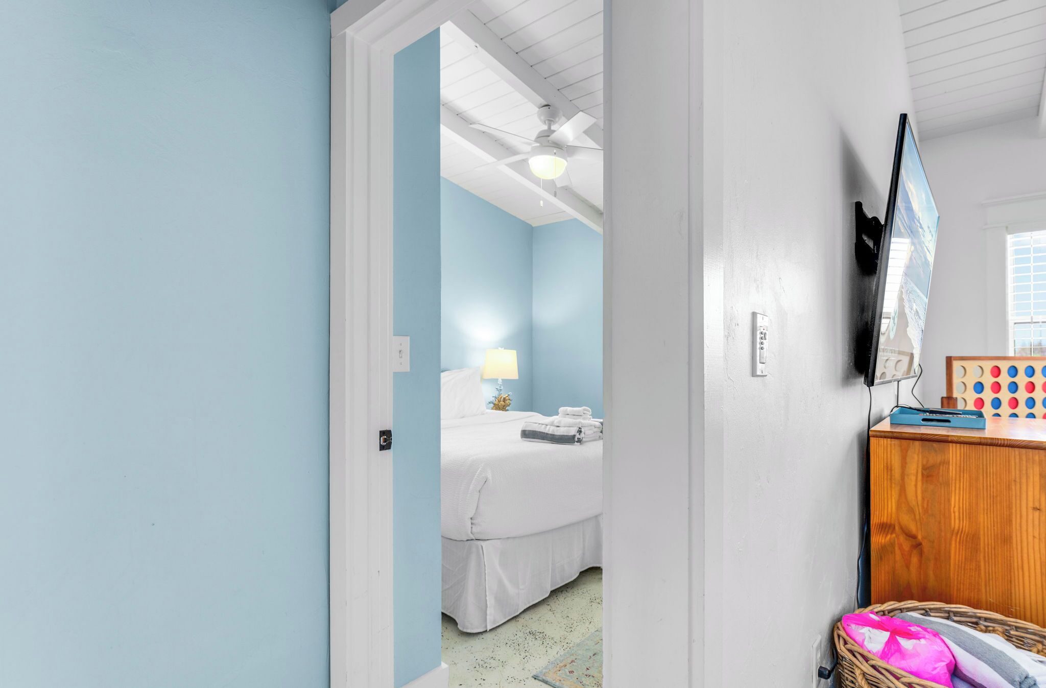 4 bedrooms, internet, bed sheets