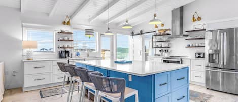 محمصة خبز، مُحضّرة مكعبات الثلج، مائدة طعام، منضدة مطبخ
