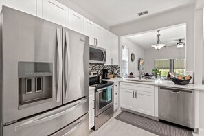 Frigorifero, microonde, forno, piano cottura