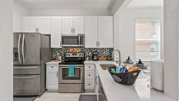 Een koelkast, een magnetron, een oven, een kookplaat