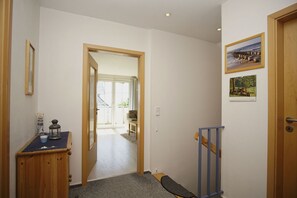 A hallway leading to a balcony with a view of the sea. - Die Ferienwohnung Nr. 03 im Haus Inselblick - Haus Inselblick (Göhren)
