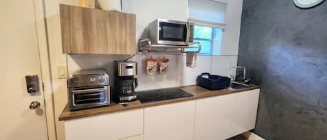 Kühlschrank, Mikrowelle, Wasserkocher mit Kaffee-/Teezubehör, Mixer