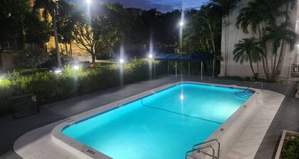 Beautiful condo walking distance to the beach, stores, restaurants