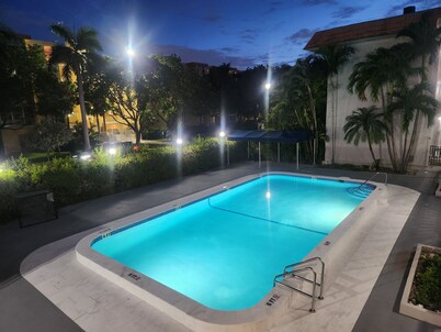 Beautiful condo walking distance to the beach, stores, restaurants
