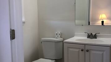 基本單人房 | 浴室 | 免費盥洗用品、毛巾