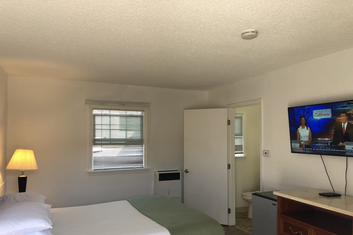 Basic Single Room | Free WiFi, bed sheets