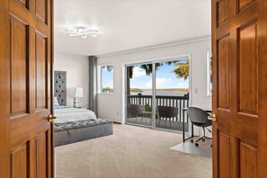 4 habitaciones, escritorio y tabla de planchar con plancha