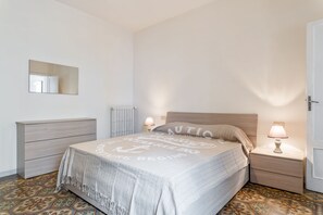 Tabla de planchar con plancha, wifi gratis, ropa de cama