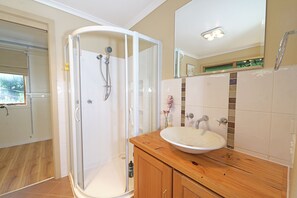 Casa conforto | Banheiro | Toalhas de banho, shampoo, papel higiênico 