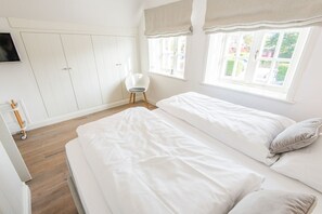 3 Schlafzimmer, Schreibtisch, Bügeleisen/Bügelbrett, WLAN