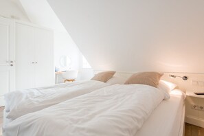 3 makuuhuonetta, työpöytä, silitysrauta/-lauta, Wi-Fi