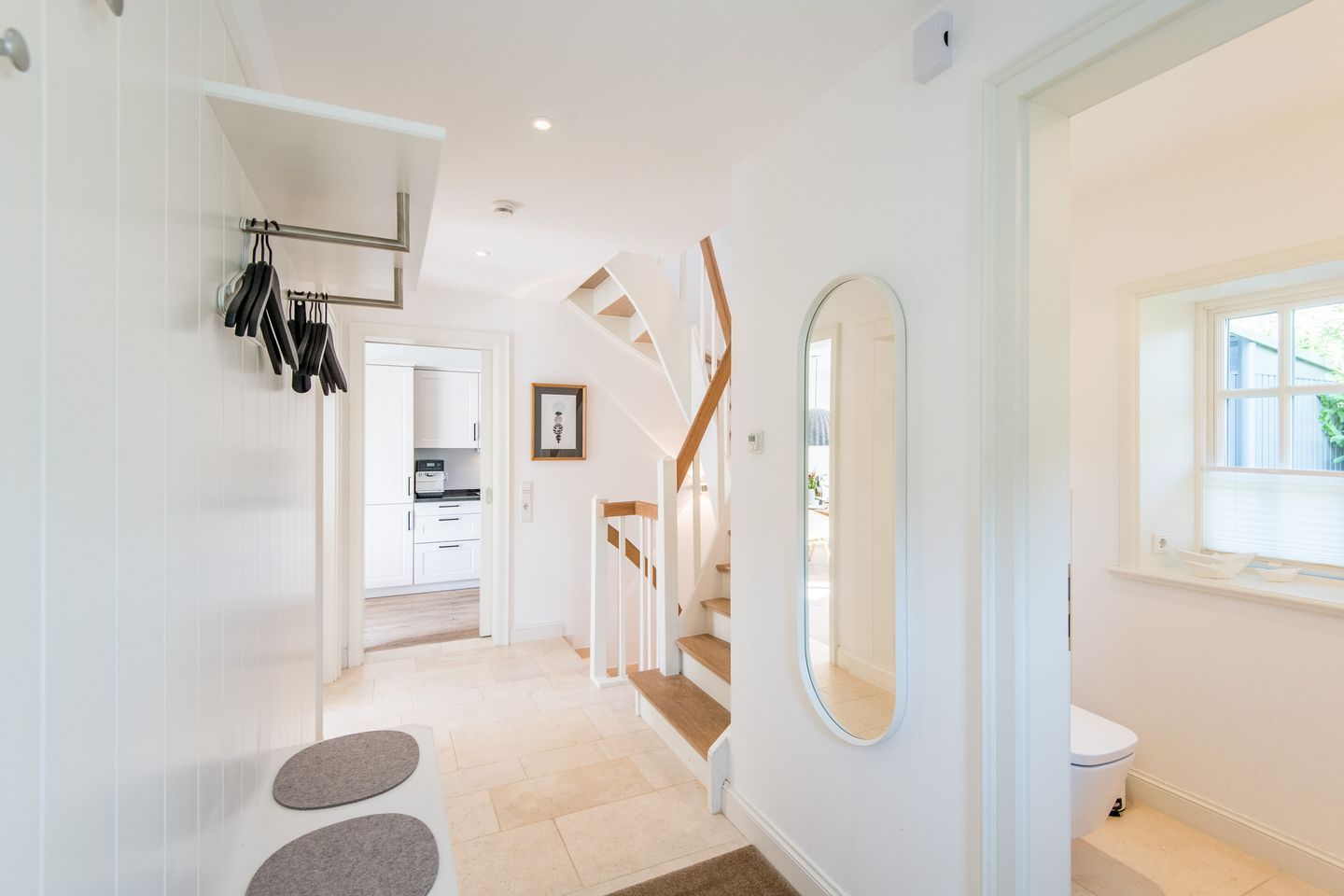 Ein modernes Interieur mit Treppe, Küchenbereich und Bad.