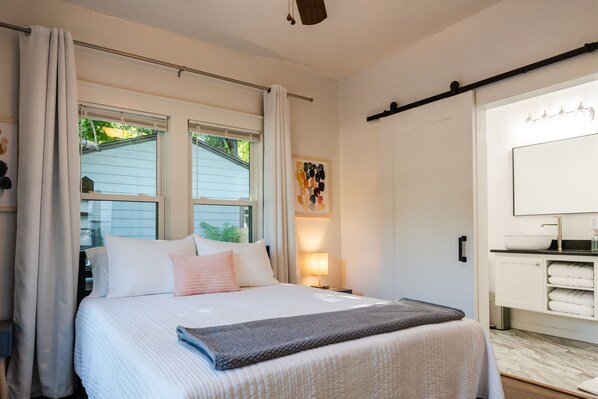 3 Schlafzimmer, Schreibtisch, Bügeleisen/Bügelbrett, Reisekinderbett