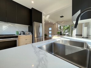 Fridge, microwave, oven, stovetop - Maison Luxueuse Avec vue sur le Fleuve St-laurent (Trois-Rivières)