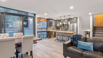 Smart TV, fireplace, stereo