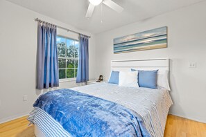 3 bedrooms, iron/ironing board, travel cot, free WiFi - Waterfront home great for family gatherings or weekend getaways! Pet-friendly (Hudson)