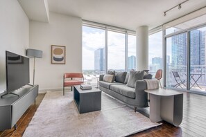 TV, stereo - Sleek Downtown Austin 1BR w/ Gym, Pool & W/D, nr Rainey St, by Blueground (Austin)