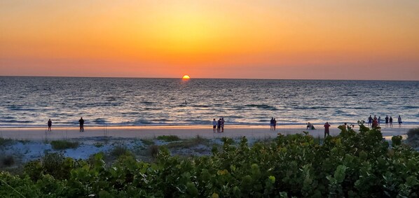在海滩、沙滩椅、沙滩毛巾