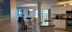 冰箱、微波炉、烤箱、炉灶