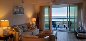 智能电视、壁炉、书