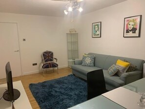 TV - West End 1-Bed Apt, Sleeps 2 with Wi-Fi (London)