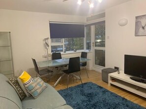 TV - West End 1-Bed Apt, Sleeps 2 with Wi-Fi (London)