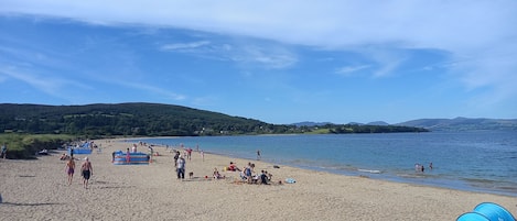 Una spiaggia nelle vicinanze