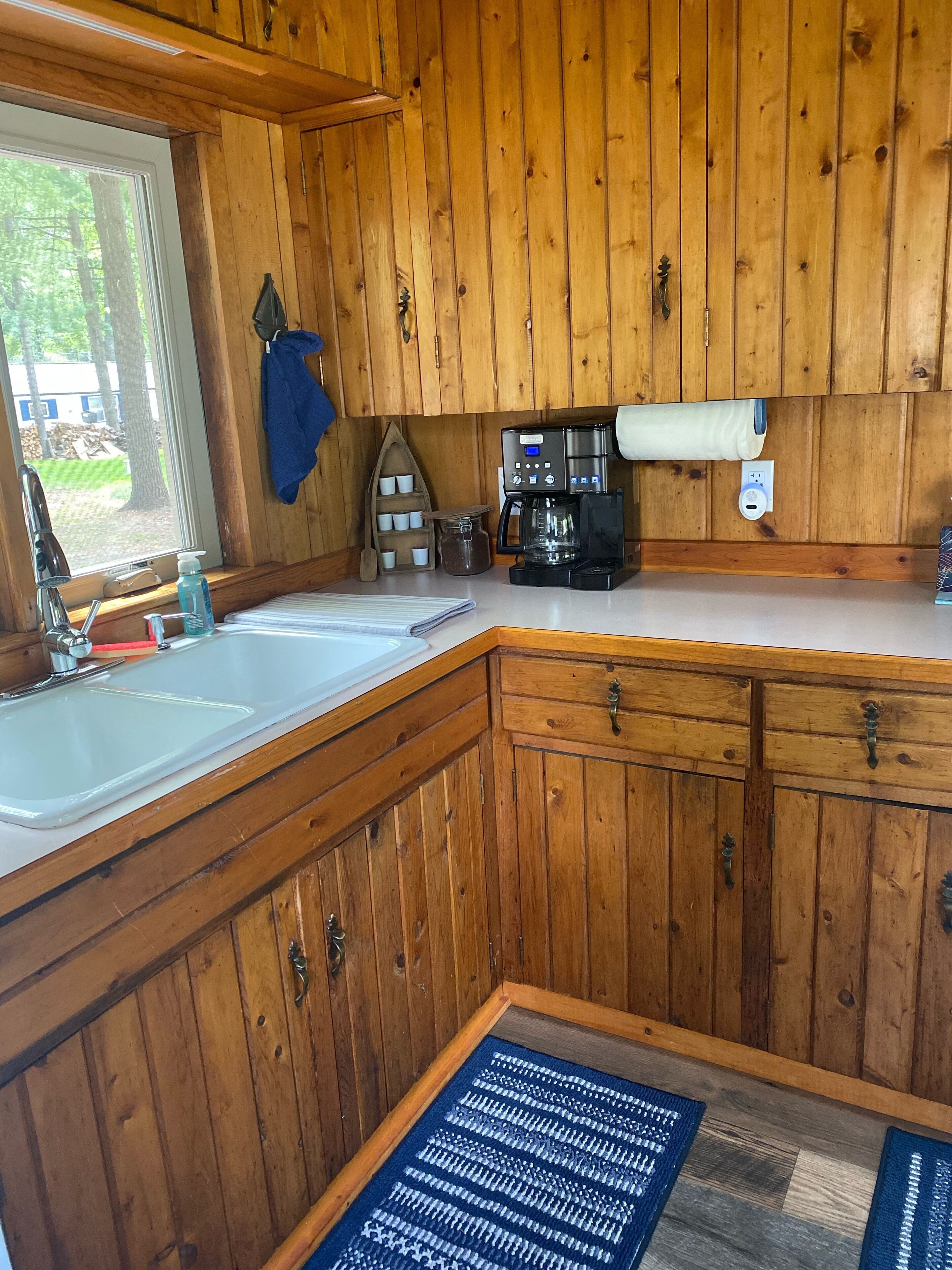 Wasserkocher mit Kaffee-/Teezubehör, Kühlschrank, Mikrowelle, Ofen