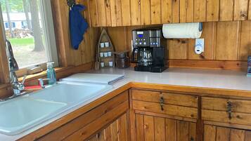 Wasserkocher mit Kaffee-/Teezubehör, Kühlschrank, Mikrowelle, Ofen