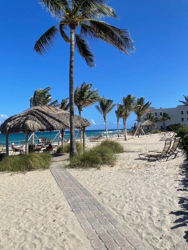 Una spiaggia nelle vicinanze, lettini da mare