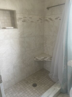 Doccia, asciugacapelli, asciugamani, sapone